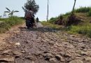 Pengendara keluhkan jalan Rusak di perbatasan Desa Songgom- Mekarwangi Pengendara keluhkan jalan Rusak di perbatasan Desa Songgom- Mekarwangi