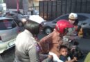 Hari Pertama Operasi Zebra, Sat Lantas Polres Bitung Tunjukkan Wajah Humanis: Pengendara Pelanggar Diberi Helm Secara Simpatik Hari Pertama Operasi Zebra, Sat Lantas Polres Bitung Tunjukkan Wajah Humanis: Pengendara Pelanggar Diberi Helm Secara Simpatik