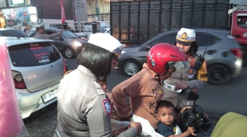 Hari Pertama Operasi Zebra, Sat Lantas Polres Bitung Tunjukkan Wajah Humanis: Pengendara Pelanggar Diberi Helm Secara Simpatik Hari Pertama Operasi Zebra, Sat Lantas Polres Bitung Tunjukkan Wajah Humanis: Pengendara Pelanggar Diberi Helm Secara Simpatik
